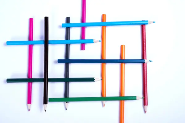 백색 backgrou에 기하학적 형태로 구성 된 다채로운 연필 — 스톡 사진