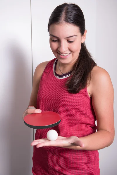 Masa tenis oyuncusu sonraki servis üzerinde konsantre