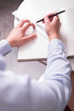 kadın mühendis çizim omzunun üzerinden görüntülemek