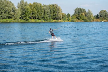 wakeboarding göl kenarında genç adamdır