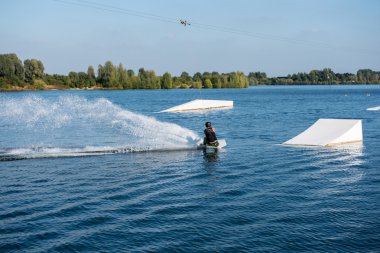 genç adam wakeboard üzerinde atlamak için hazır