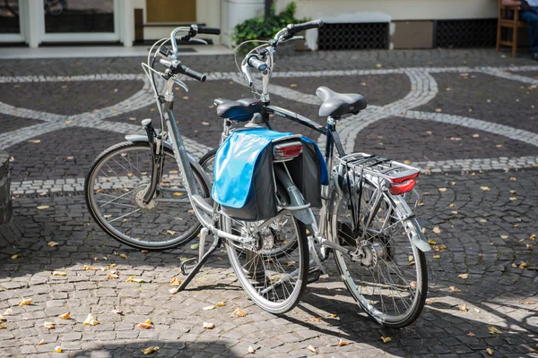 Dwóch rowerach stojąc na ulicy w słońcu — Zdjęcie stockowe