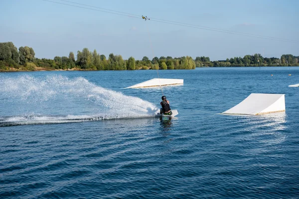 Jeune homme sur wakeboard est prêt à sauter — Photo