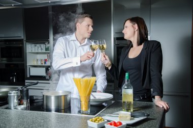 Spagetti yemek ve şarap glas sahip genç Çift