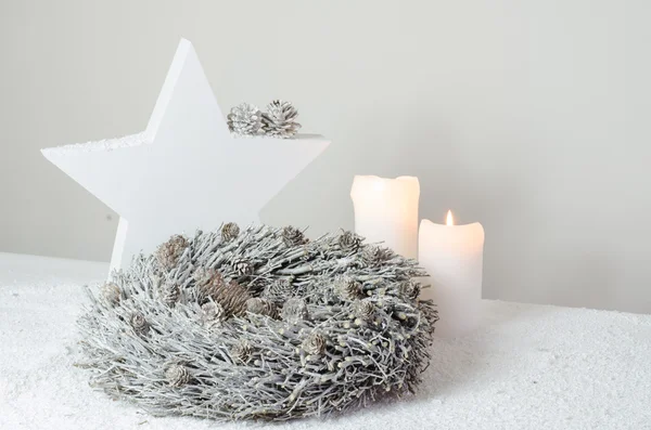 Luxusní adventní výzdoba adventní věnec, bílé svíčky a bílá hvězda — Stock fotografie