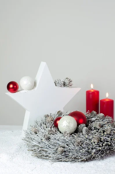Komstkroon met witte ster en rode kaarsen — Stockfoto