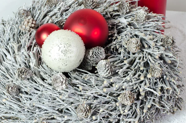 Komstkroon met sneeuw en Kerstmis ballen — Stockfoto