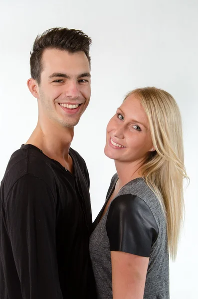 Молодая пара улыбается в камеру — стоковое фото
