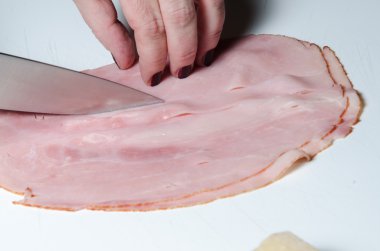 Jambon carbonara soslu için hazırlanıyor