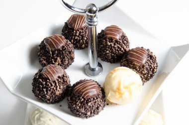 Pralinees etagiere üzerinde