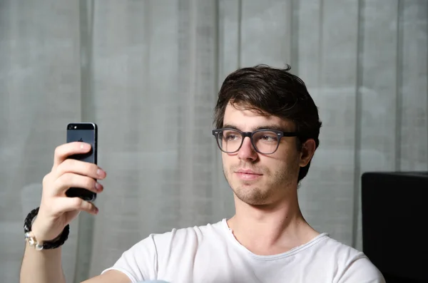 Young man shoots selfie — Stock Photo, Image