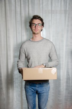 Genç adam teslim paketi