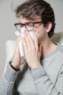 Genç adam bir soğuk var