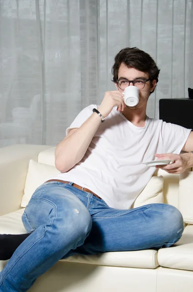 Mladý muž nápoje káva — Stock fotografie
