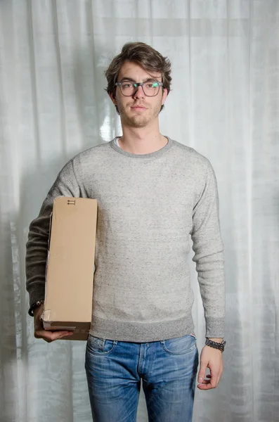 Young man delivering package — Stock Photo, Image
