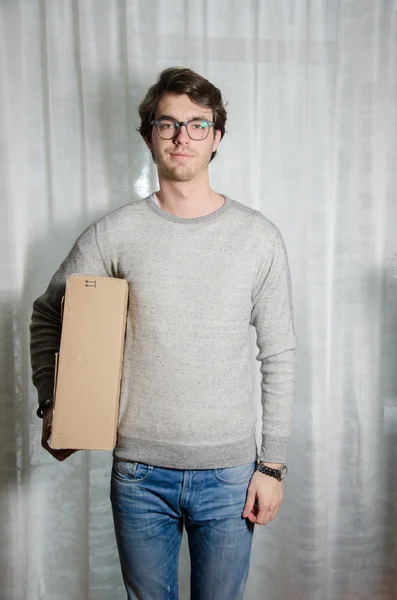 Young man delivering package — Stock Photo, Image