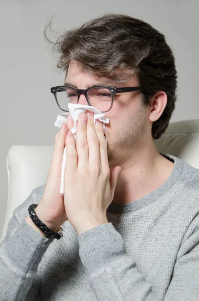 Genç adam bir soğuk var