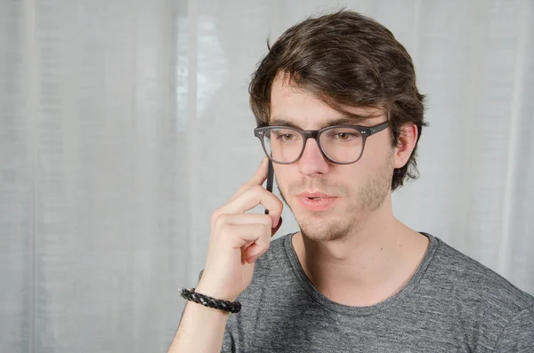 Telefondaki genç adam.