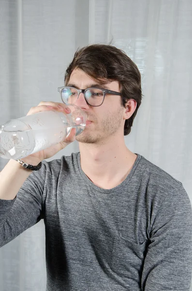 Young man drinking water — Stock Photo, Image