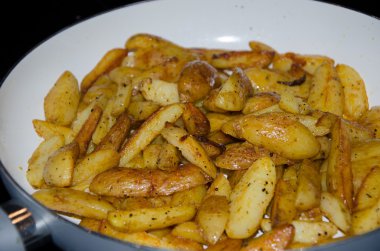 Tavada patates dilimleri