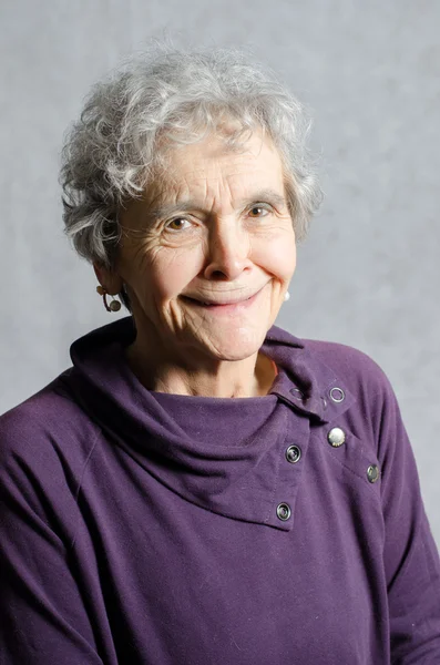 Yaşlı kadın gülüyor