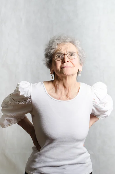 Stara kobieta z powodu backpain — Zdjęcie stockowe