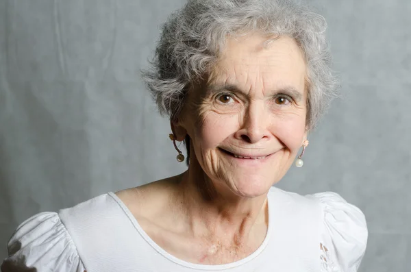 Portrét stará žena hledá příjemný — Stock fotografie