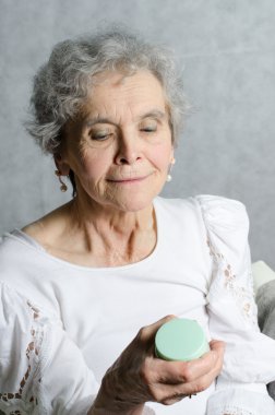Kozmetik ile yaşlı kadın