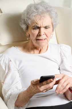 Yaşlı kadın smartphone ile sorunu var