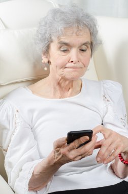 Yaşlı kadın onun smartphone ile sorunları var