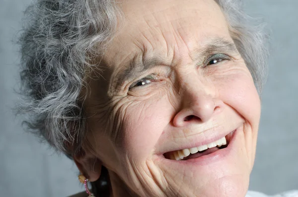 Portrét smějící se stará žena — Stock fotografie
