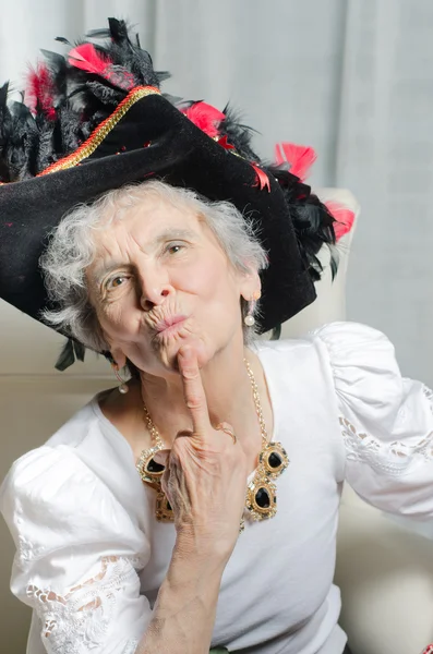 Stará žena miluje Karneval a hází polibek — Stock fotografie