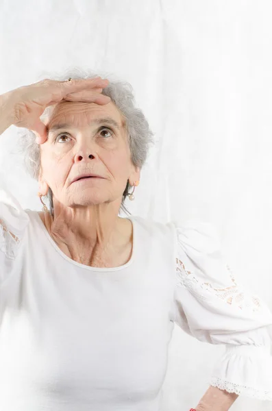 Vecchia donna sta guardando sopra — Foto Stock