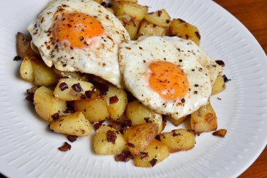 Tabak kızarmış yumurta ve patates kızartması ile