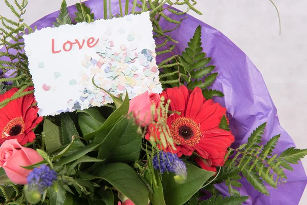 Boeket van bloemen met kaart liefde — Stockfoto