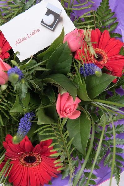 Buquê de flores com cartão alles Liebe em alemão — Fotografia de Stock