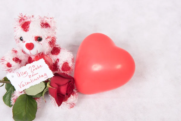 Amor oso con corazones rosa y tarjeta feliz día de San Valentín alemán —  Fotos de Stock
