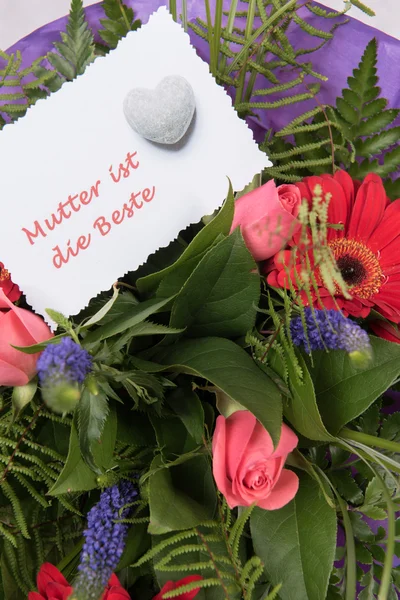 Boeket van bloemen met kaart Mutter ist sterven Beste in Duits — Stockfoto