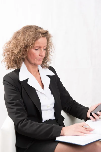Женщина-босс с календарем и смартфоном — стоковое фото