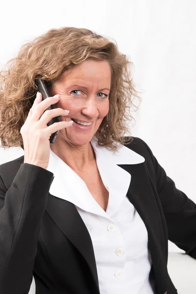 Female Boss talking to someone on the phone — Stock Photo, Image