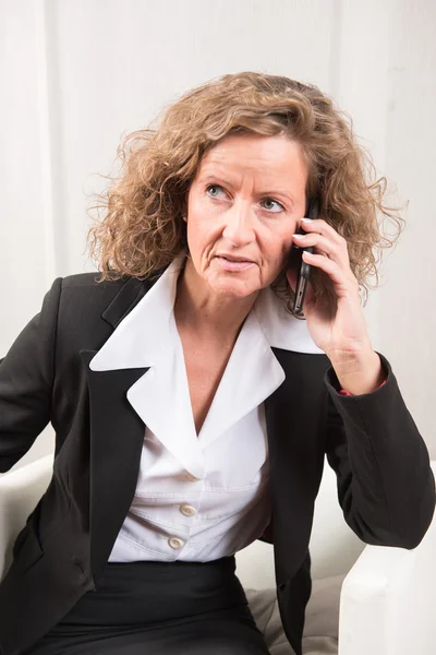 Gerente do sexo feminino no telefone — Fotografia de Stock