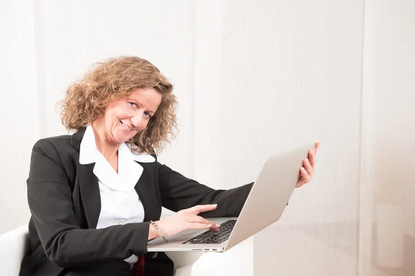 Gerente femenina trabajando con Laptop — Foto de Stock