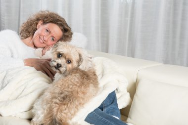 Kadın köpeğiyle oynuyor