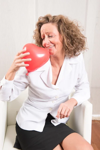 Mulher com balão cardíaco — Fotografia de Stock