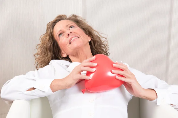 Donna con palloncino cuore — Foto Stock