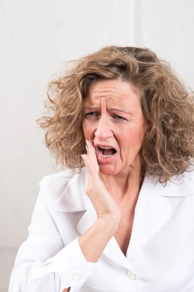 Donna con mal di denti — Foto Stock