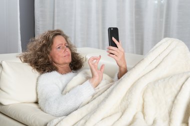 Kadın smartphone cep telefonu ile mesaj hakkında memnun değil