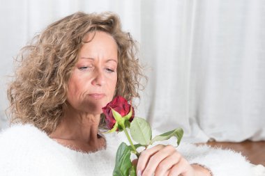 Rose adlı kadın görünüyor