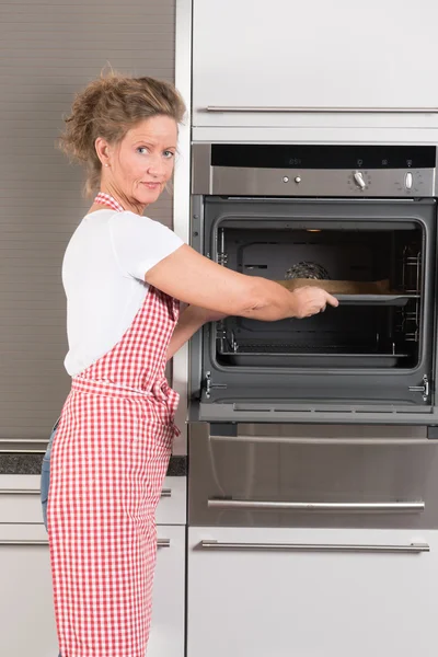 Woman at the oven — Stock Photo, Image