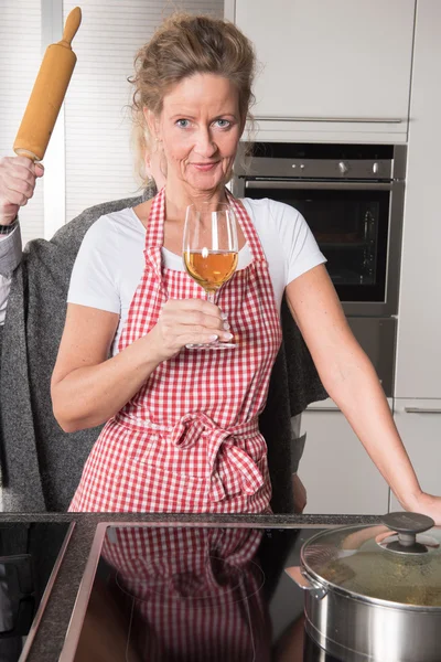 Mujer en cocina bebiendo vino — Foto de Stock